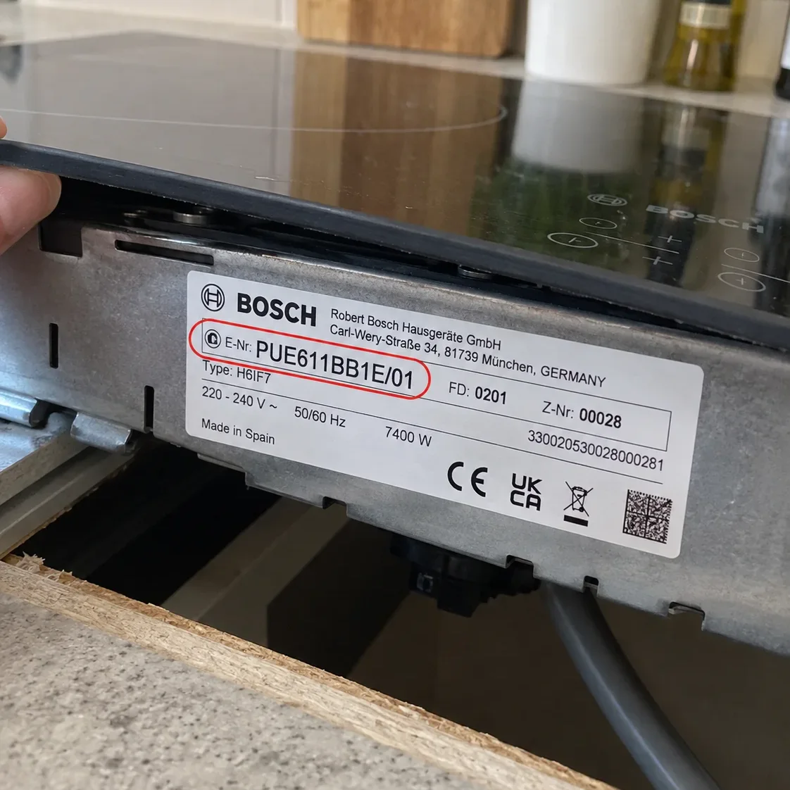 Мастер проверяет сенсорное управление варочной панели Bosch